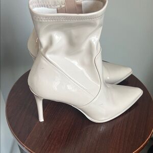 Steve Madden Patent Leather off white Ankle Boots